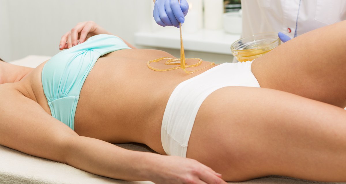 Белая линия живота депиляция. Депиляция живота. Белая линия живота лазерная эпиляция. Депиляция живота. Эпиляция линии живота.