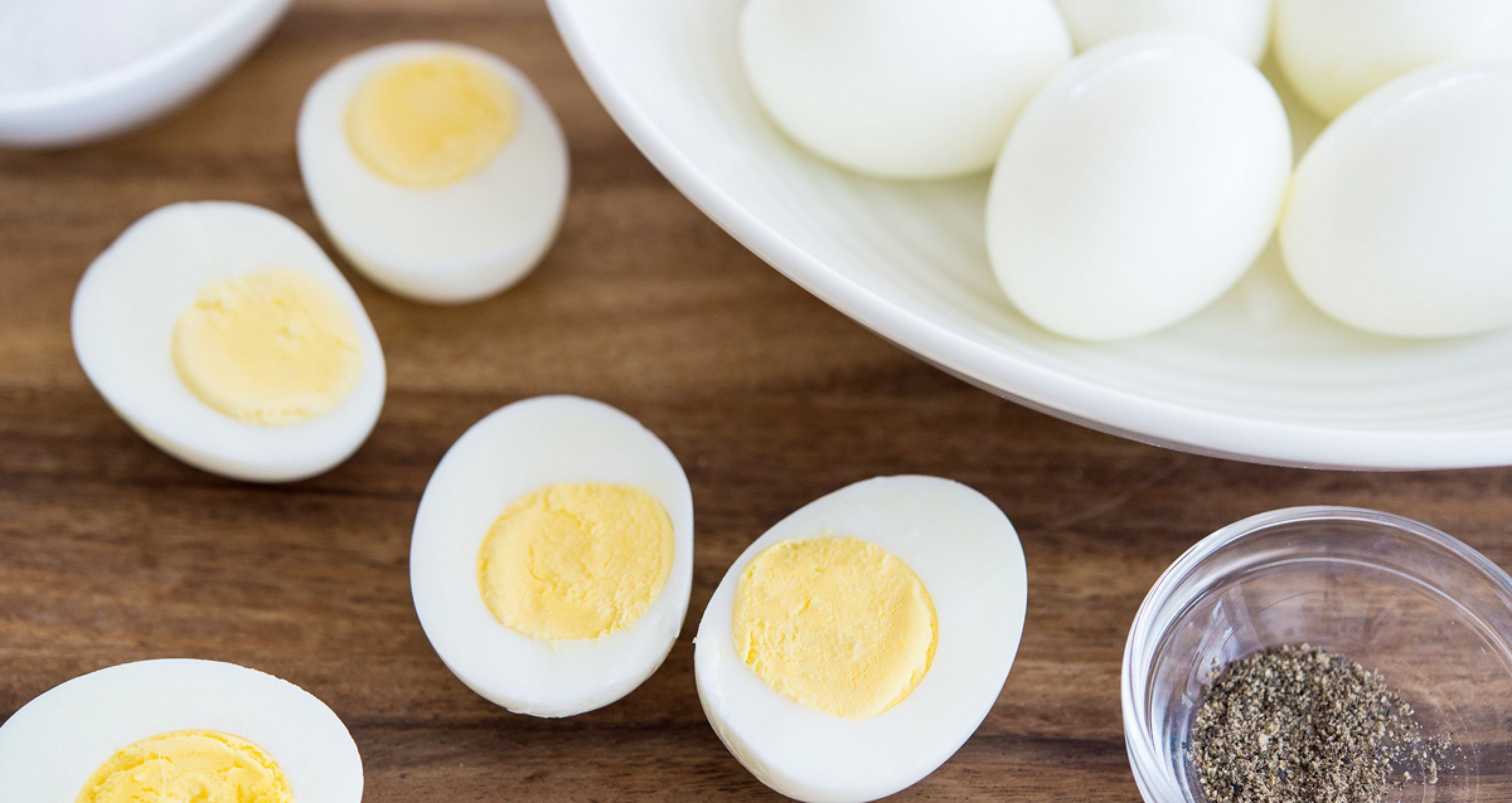 Сколько нужно варить яйца после закипания вкрутую. Яйца всмятку и вкрутую. Что приготовить с яйцами. Приготовление яйца вкрутую. Яйцо вареное вкрутую.