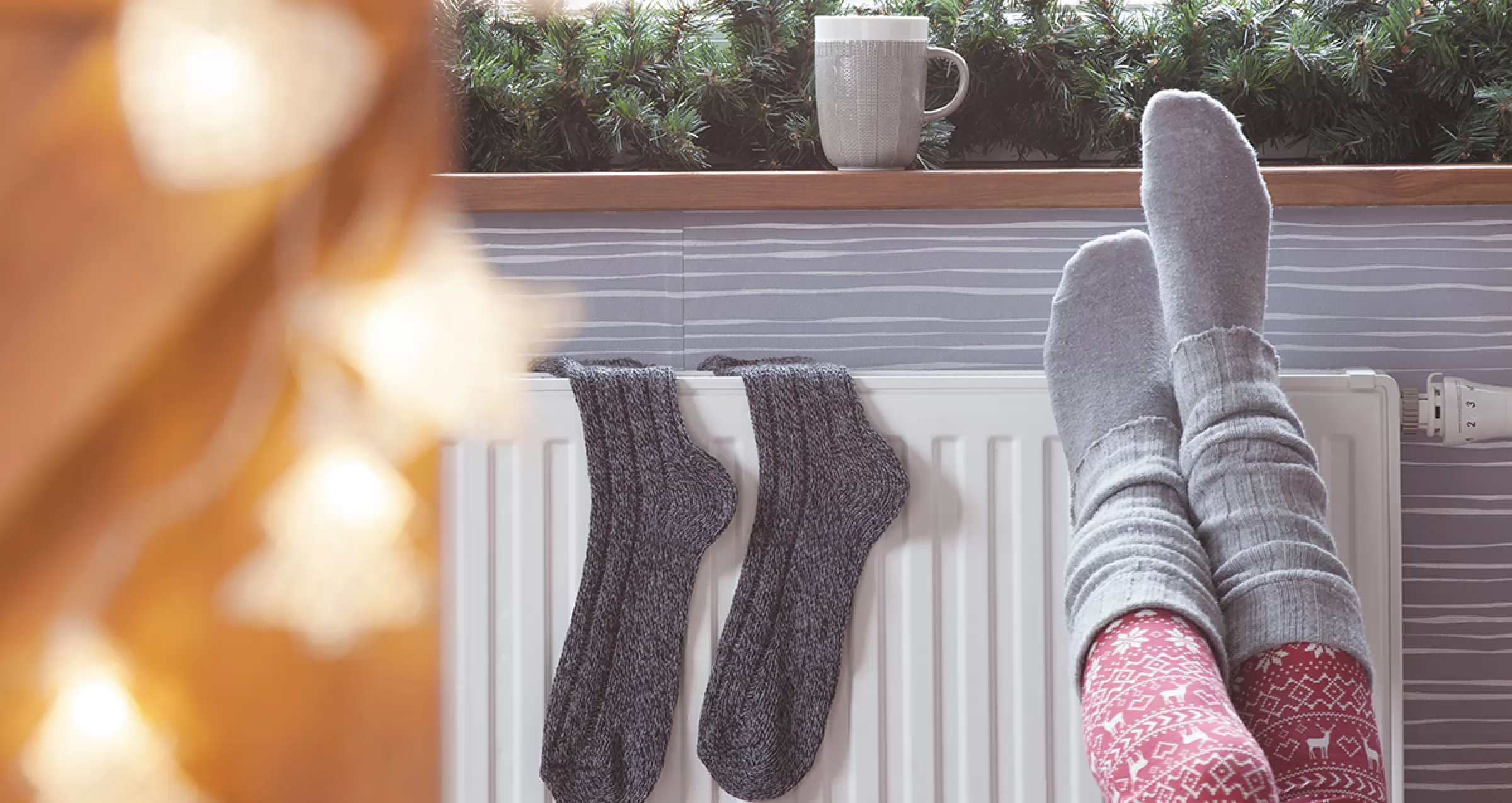 Домашнее тепло 2 в 1. Ноги в теплых носках. Теплые носочки. Тепло в доме. Ножки в теплых носочках.