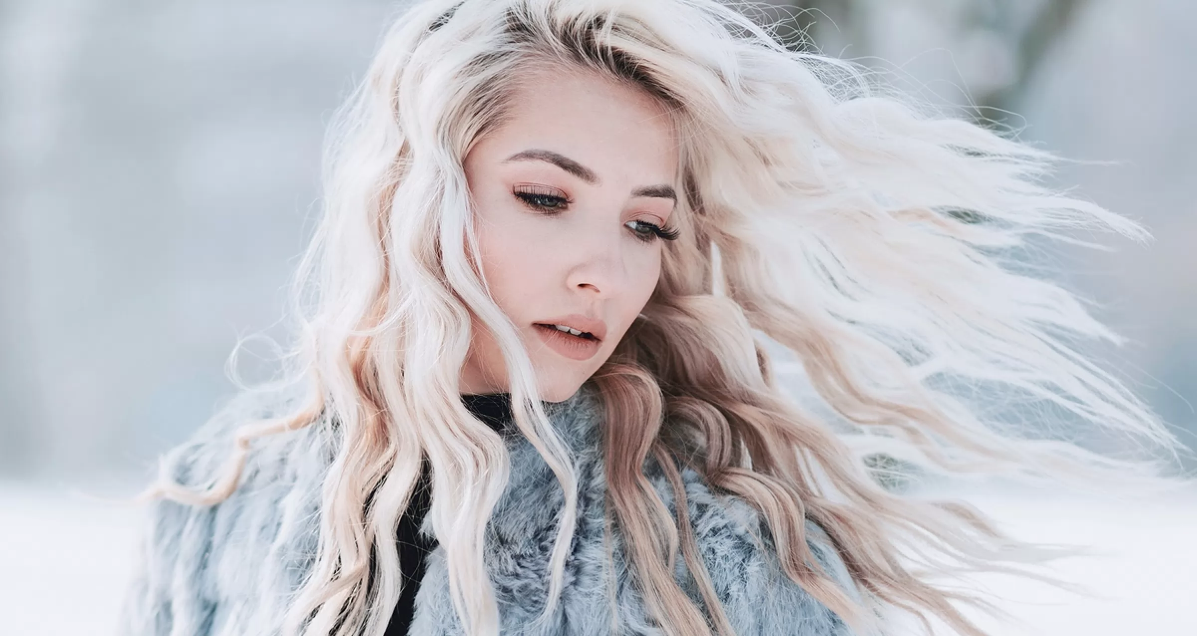 Кудри ветер. Девушка с белыми волосами. Блондинка зимой. Снежная девушка. Зимняя девушка.