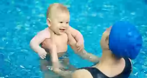 Грудничковое плавание: почему родители водят малышей в бассейн