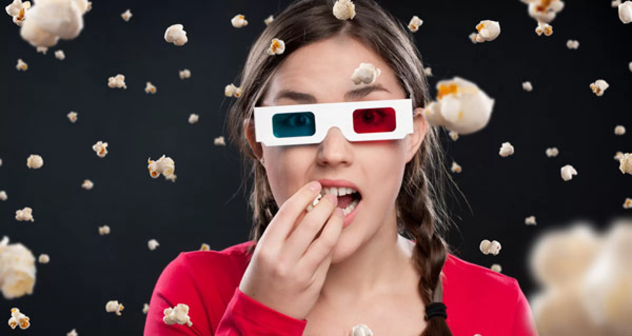 Просмотр. Девушка с попкорном. Попкорн в очках. Кинотеатр в очках девушка. Человек в 3д очках.