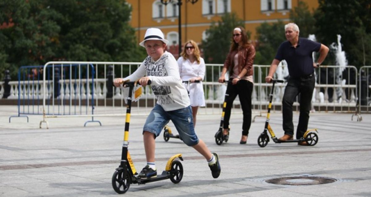 Занятия на роликах для детей. Можно ли ездить в парк. Электросамокат в парке тушино. Электросамокат в парке. Электросамокат в парке москвы.
