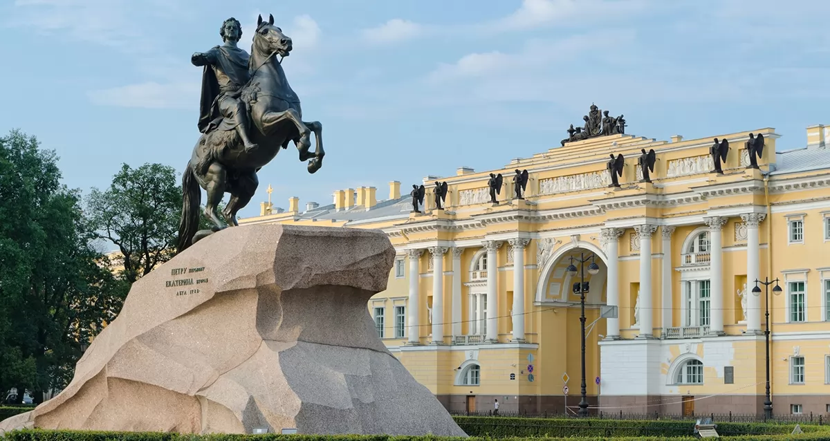 обзорную экскурсию по Санкт-Петербургу